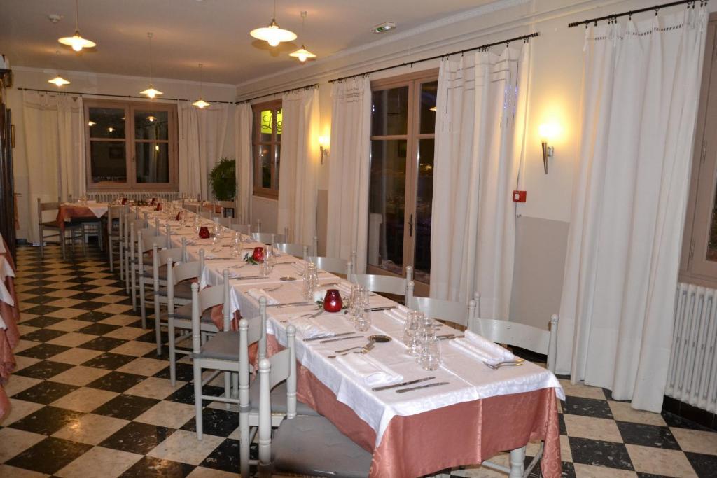 Hotellerie De L'Esplanade Rians  Buitenkant foto